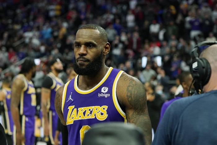 NBAde LeBron Jamese saldıran Isaiah Stewart zor durduruldu