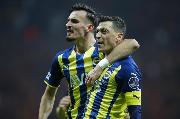 Galatasaray Fenerbahçe derbisi sonrası Avrupa Mesut Özili konuştu İşte Avrupa gazetelerinden manşetler...