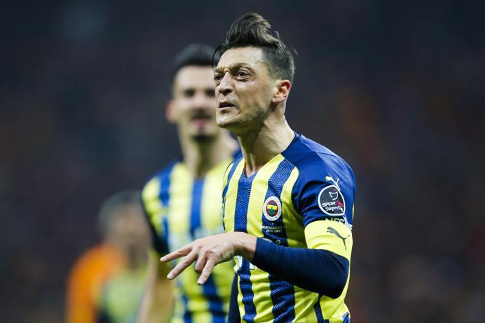 Galatasaray Fenerbahçe derbisi sonrası Avrupa Mesut Özili konuştu İşte Avrupa gazetelerinden manşetler...