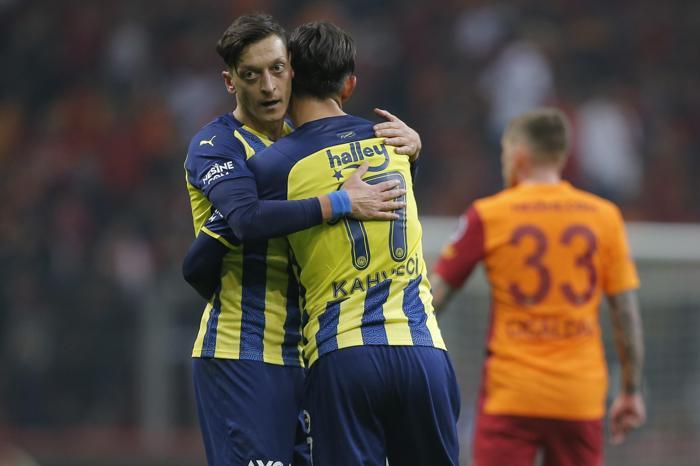 Galatasaray Fenerbahçe derbisi sonrası Avrupa Mesut Özili konuştu İşte Avrupa gazetelerinden manşetler...