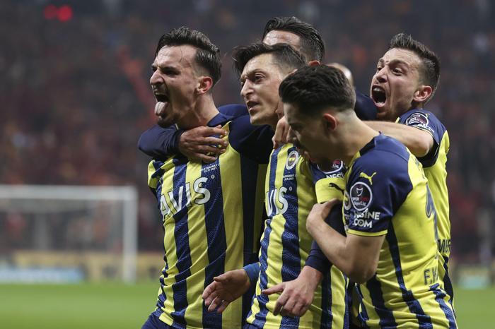 Galatasaray Fenerbahçe derbisi sonrası Avrupa Mesut Özili konuştu İşte Avrupa gazetelerinden manşetler...