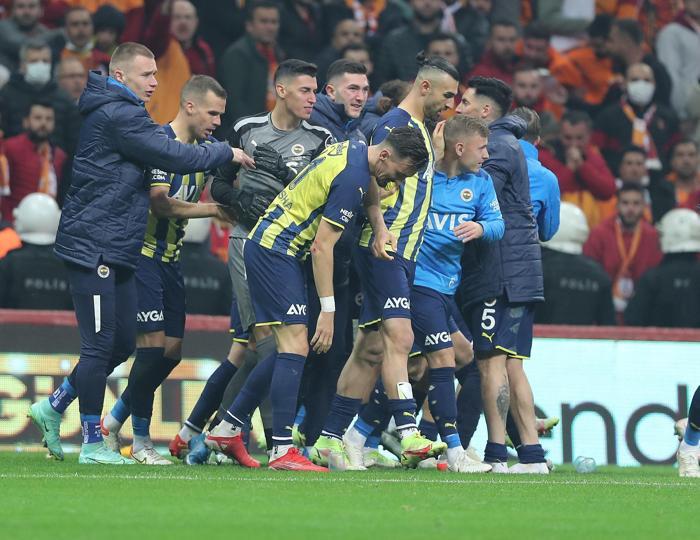 Galatasaray - Fenerbahçe derbisini Fanatik yazarları yorumladı VARa takılmasa...