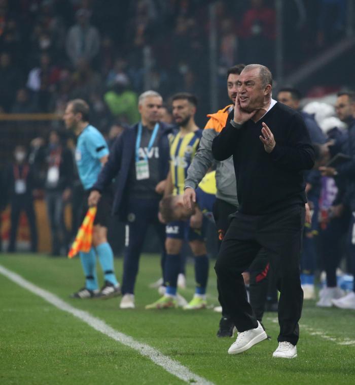 Galatasaray - Fenerbahçe derbisini Fanatik yazarları yorumladı VARa takılmasa...