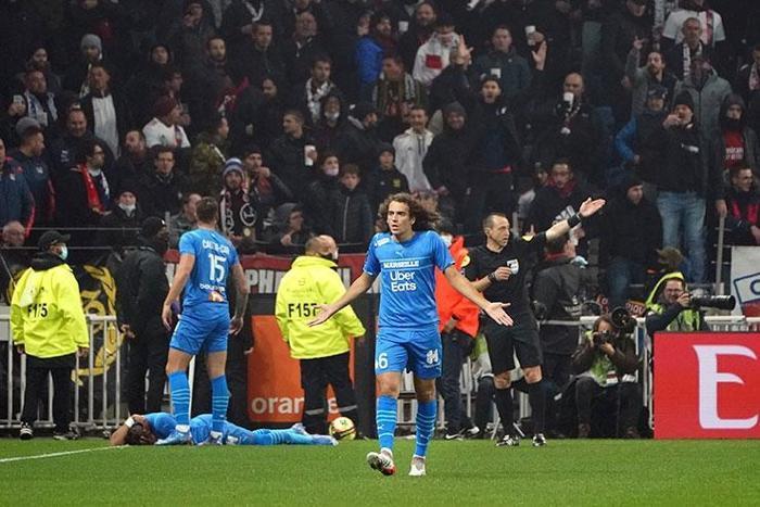 Lyon-Marsilya maçında ortalık karıştı İşte o anlar