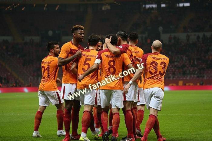 Cenk Tosunun ailesi Türk Telekom Stadyumunda