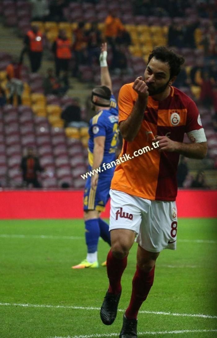 Cenk Tosunun ailesi Türk Telekom Stadyumunda