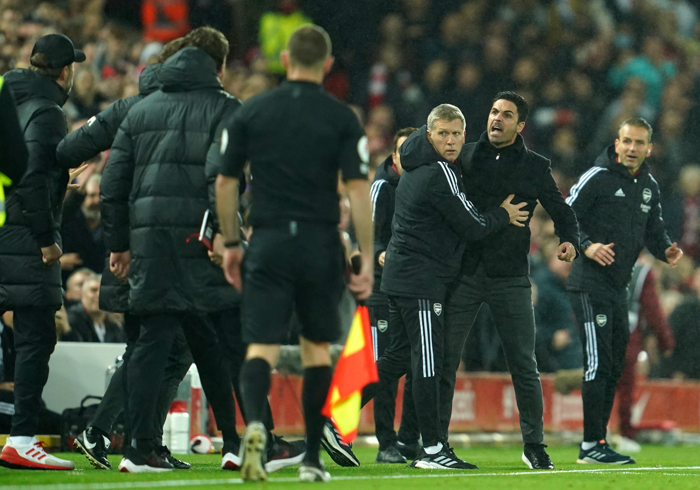 Jürgen Klopp ile Mikel Arteta birbirine girdi Dev maçta büyük olay...