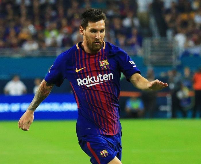 Lionel Messi (Sağ açık)