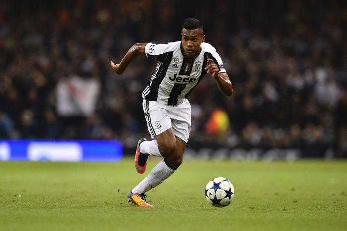 90) Alex Sandro