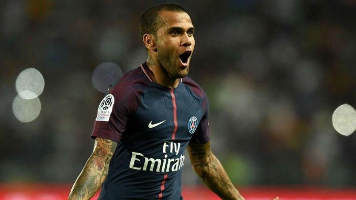 26) Dani Alves