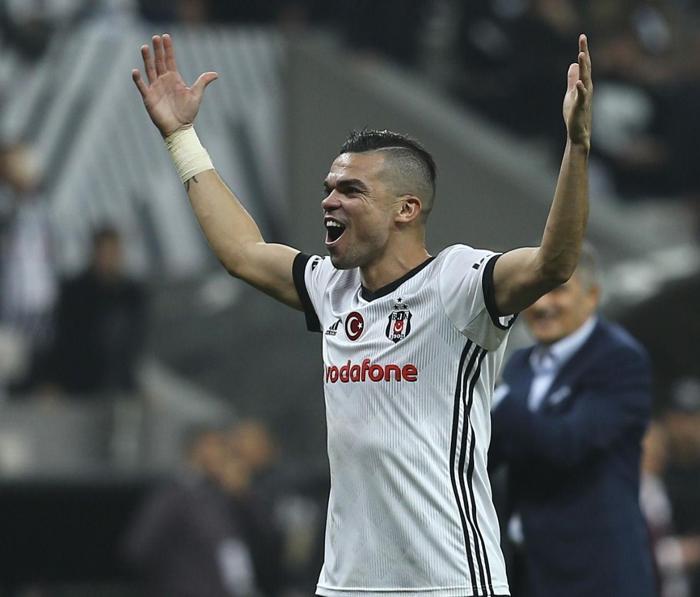 Türkiyede beğendiğin futbolcu var mı