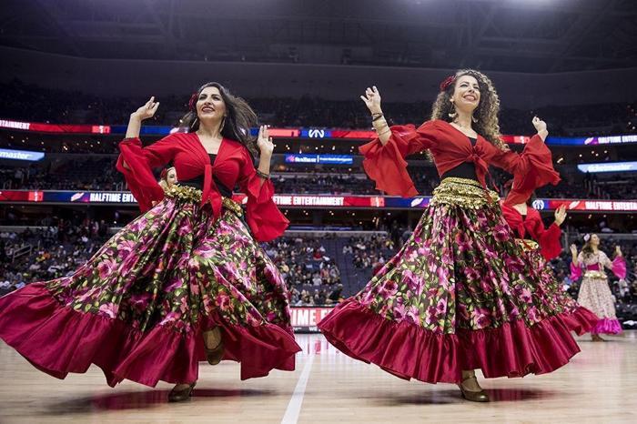 Türk halk dansları salondan büyük alkış aldı