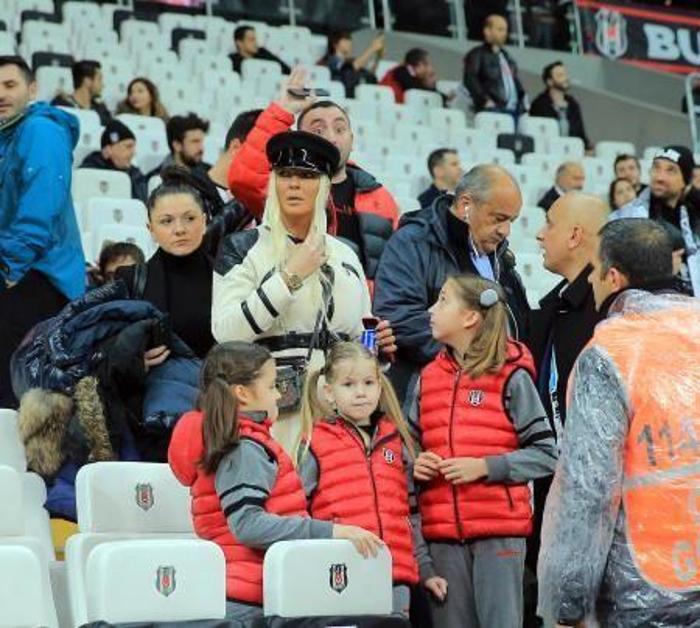 Jelena yenge Tosiçe sesini duyuramadı