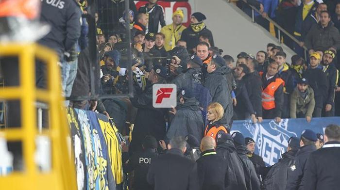 Fenerbahçe tribününde kavga çıktı 2 yaralı var