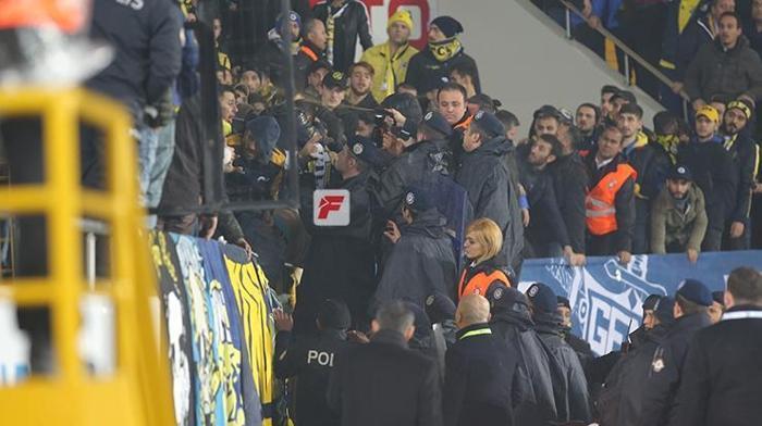 Fenerbahçe tribününde kavga çıktı 2 yaralı var
