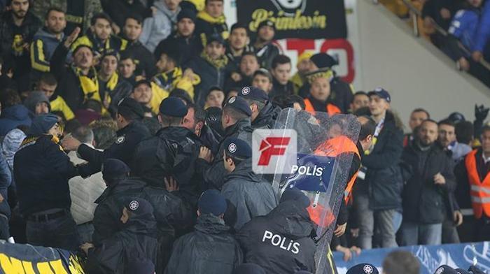 Fenerbahçe tribününde kavga çıktı 2 yaralı var