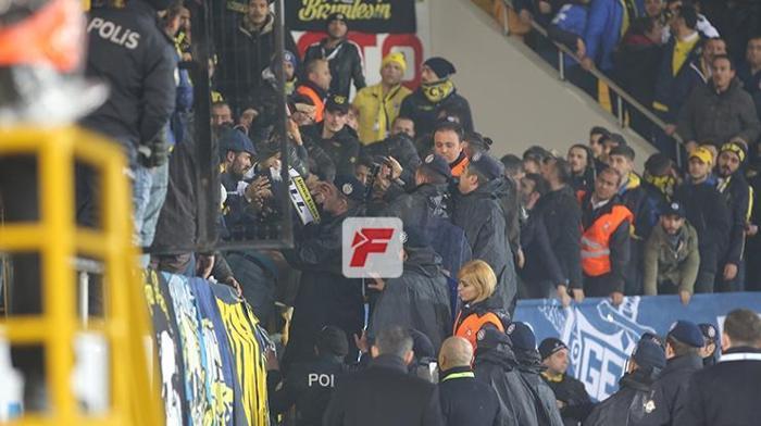 Fenerbahçe tribününde kavga çıktı 2 yaralı var