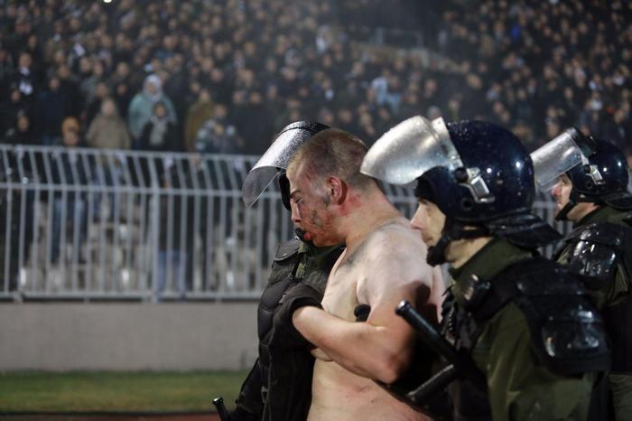 Partizan-Kızılyıldız maçında ortalık karıştı