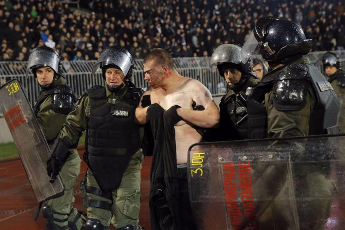 Partizan-Kızılyıldız maçında ortalık karıştı