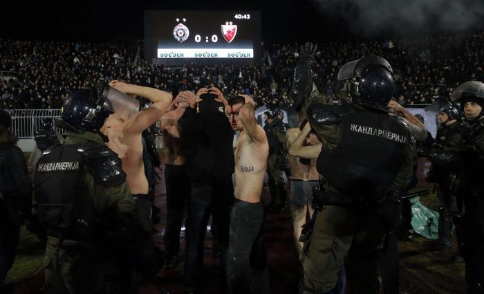 Partizan-Kızılyıldız maçında ortalık karıştı