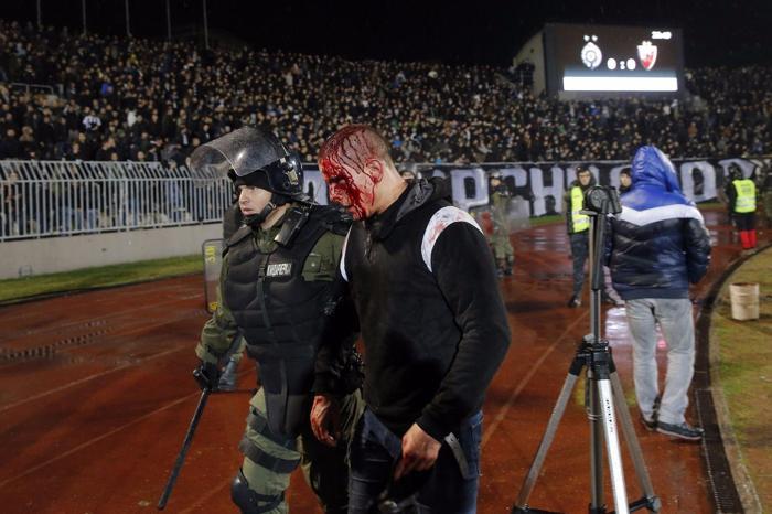 Partizan-Kızılyıldız maçında ortalık karıştı