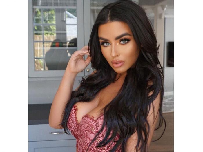NBA yıldızı Kristaps Porzingis, model Abigail Ratchfordu takipte