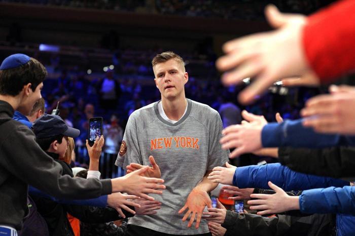 NBA yıldızı Kristaps Porzingis, model Abigail Ratchfordu takipte
