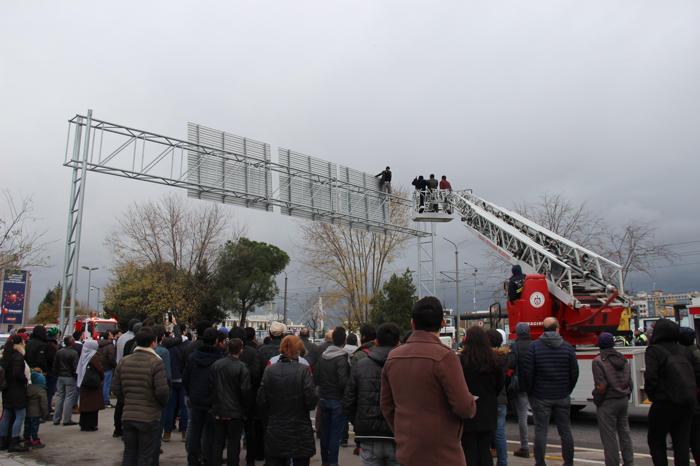 İntihar etmek için çıktı Şampiyon Galatasaray, Fener kümeye sloganı attırdı