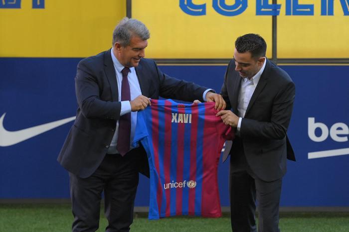 Barcelonada yeni dönem resmen başladı Xavi imzayı attı