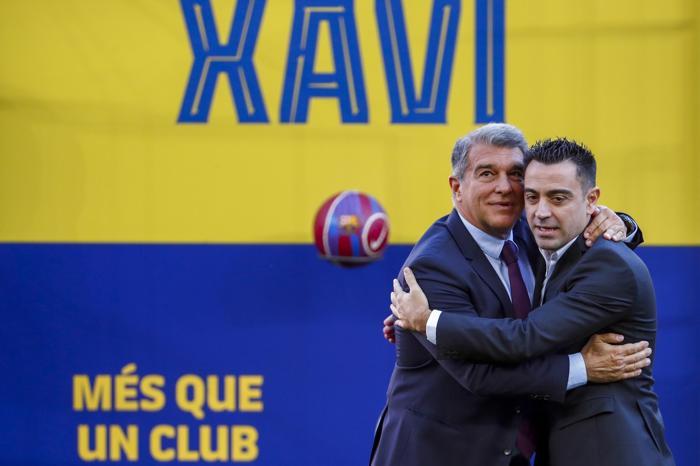 Barcelonada yeni dönem resmen başladı Xavi imzayı attı