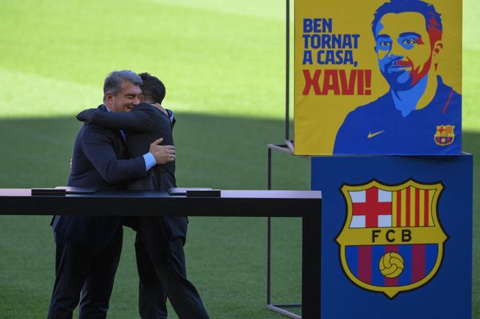 Barcelonada yeni dönem resmen başladı Xavi imzayı attı