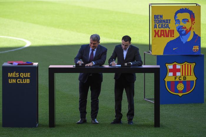 Barcelonada yeni dönem resmen başladı Xavi imzayı attı