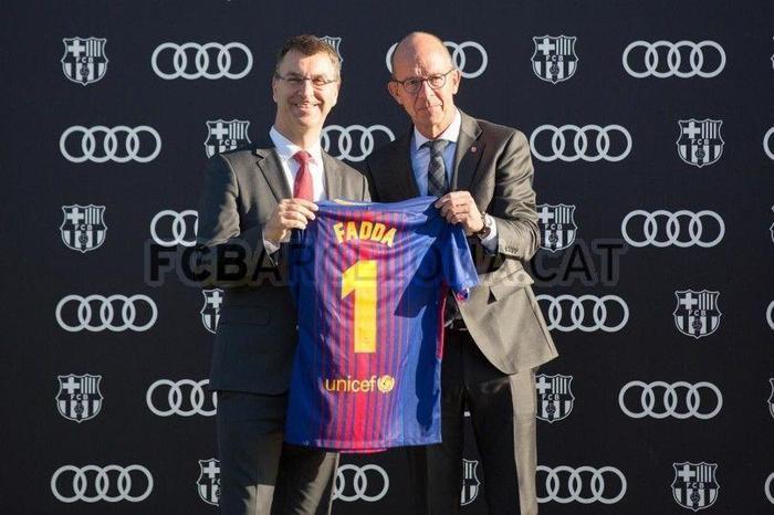 Barcelonalı futbolcular yeni arabalarına kavuştu