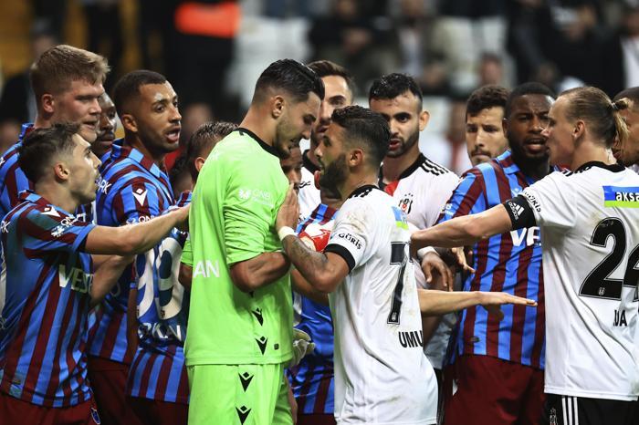 Uğurcan Çakır çılgına döndü, kırmızı kart gördü Beşiktaş-Trabzonspor maçında saha karıştı