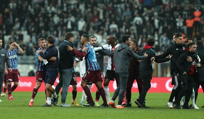 Uğurcan Çakır çılgına döndü, kırmızı kart gördü Beşiktaş-Trabzonspor maçında saha karıştı