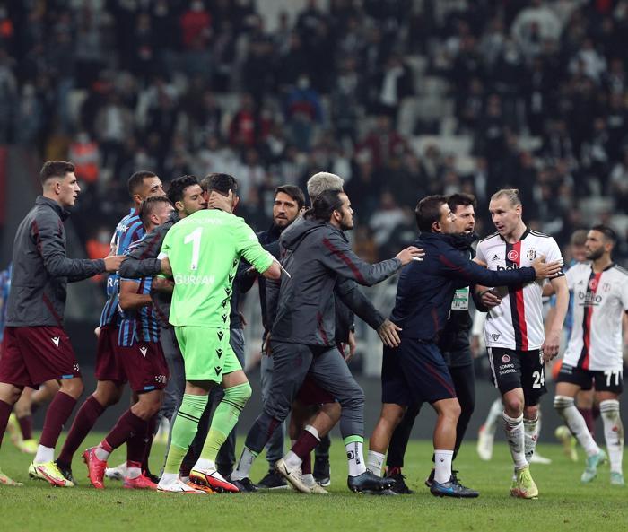 Uğurcan Çakır çılgına döndü, kırmızı kart gördü Beşiktaş-Trabzonspor maçında saha karıştı