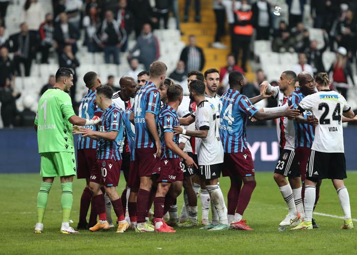 Uğurcan Çakır çılgına döndü, kırmızı kart gördü Beşiktaş-Trabzonspor maçında saha karıştı