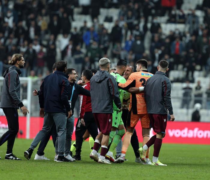 Uğurcan Çakır çılgına döndü, kırmızı kart gördü Beşiktaş-Trabzonspor maçında saha karıştı