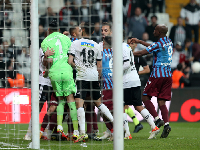 Uğurcan Çakır çılgına döndü, kırmızı kart gördü Beşiktaş-Trabzonspor maçında saha karıştı