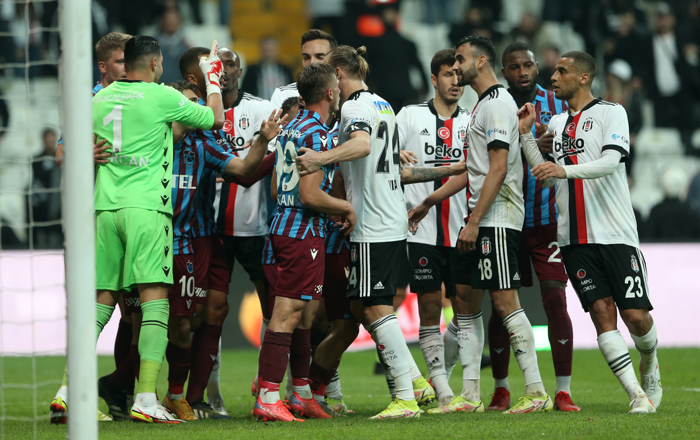 Uğurcan Çakır çılgına döndü, kırmızı kart gördü Beşiktaş-Trabzonspor maçında saha karıştı