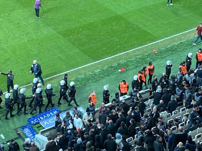 Beşiktaş-Trabzonspor maçında gerginlik Polis müdahale etti...