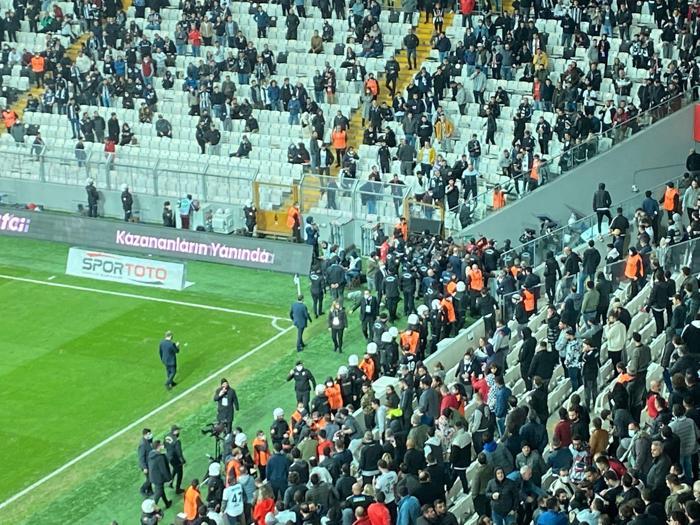 Beşiktaş-Trabzonspor maçında gerginlik Polis müdahale etti...