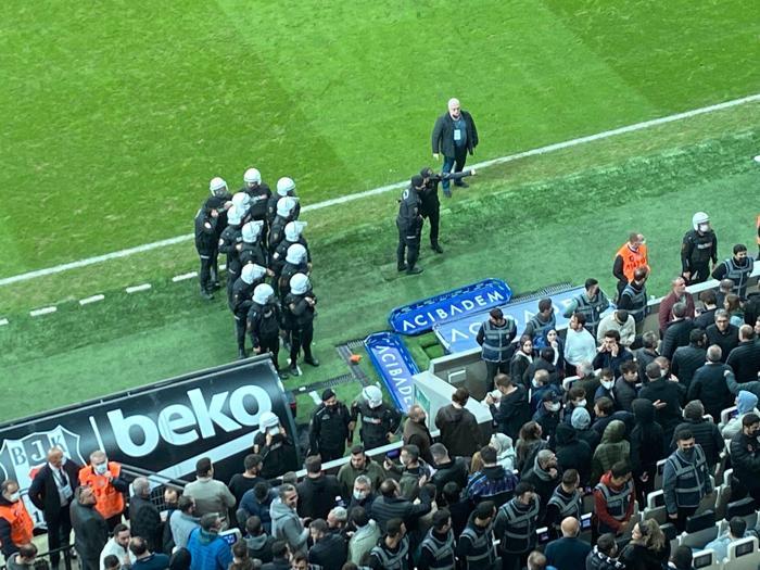 Beşiktaş-Trabzonspor maçında gerginlik Polis müdahale etti...