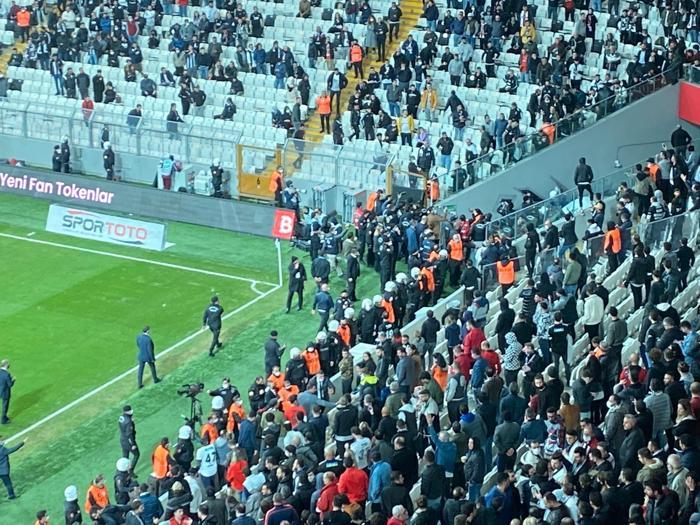 Beşiktaş-Trabzonspor maçında gerginlik Polis müdahale etti...