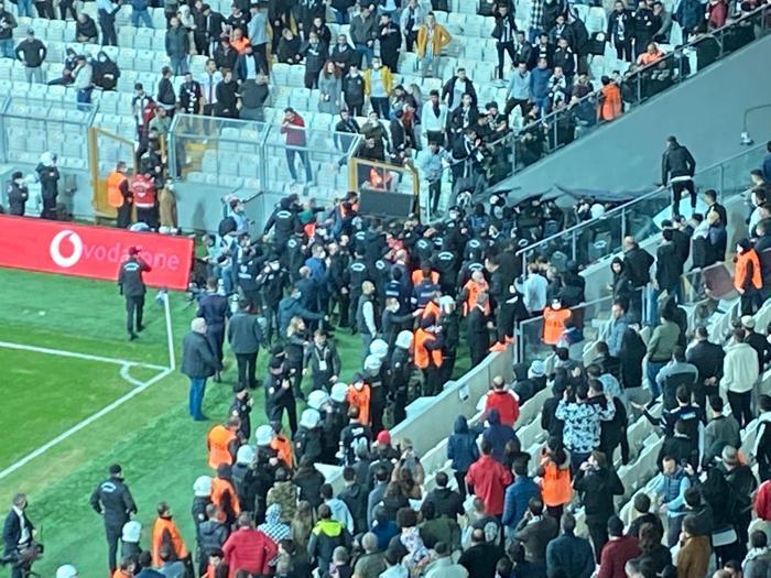 Beşiktaş-Trabzonspor maçında gerginlik Polis müdahale etti...