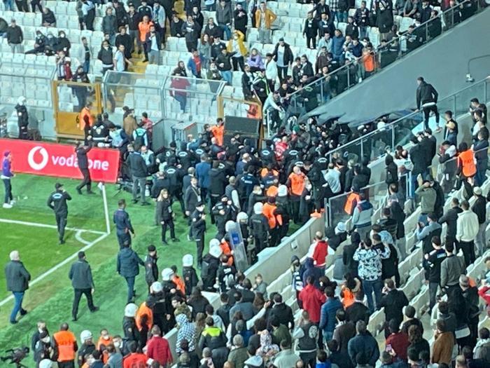 Beşiktaş-Trabzonspor maçında gerginlik Polis müdahale etti...