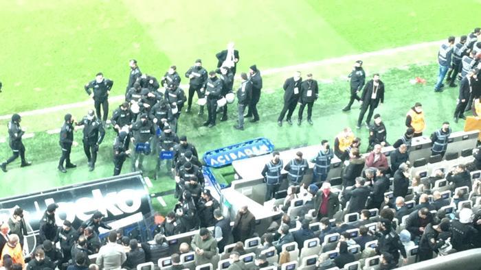 Beşiktaş-Trabzonspor maçında gerginlik Polis müdahale etti...