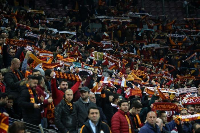 Galatasaraylı taraftarlardan Latoleviciye tepki