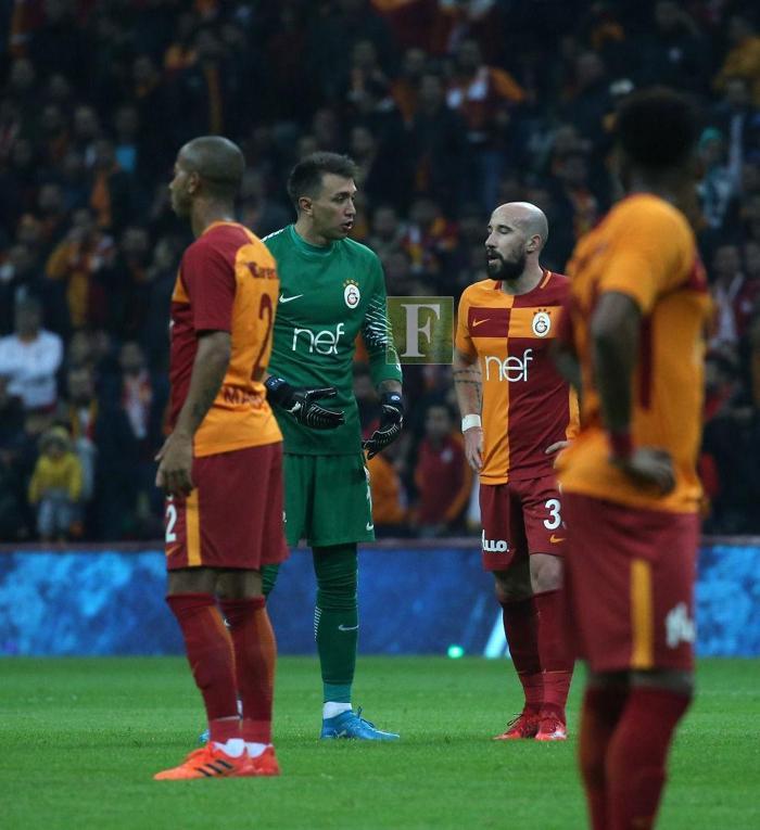 Galatasaraylı taraftarlardan Latoleviciye tepki