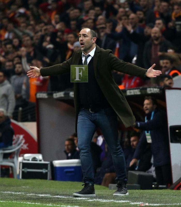 Galatasaraylı taraftarlardan Latoleviciye tepki